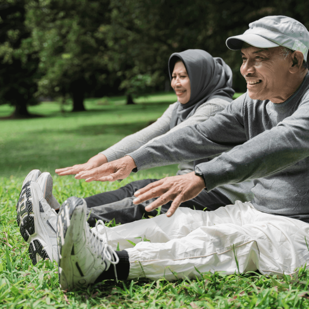 2 pasangan lanjut usia yang sedang olahraga